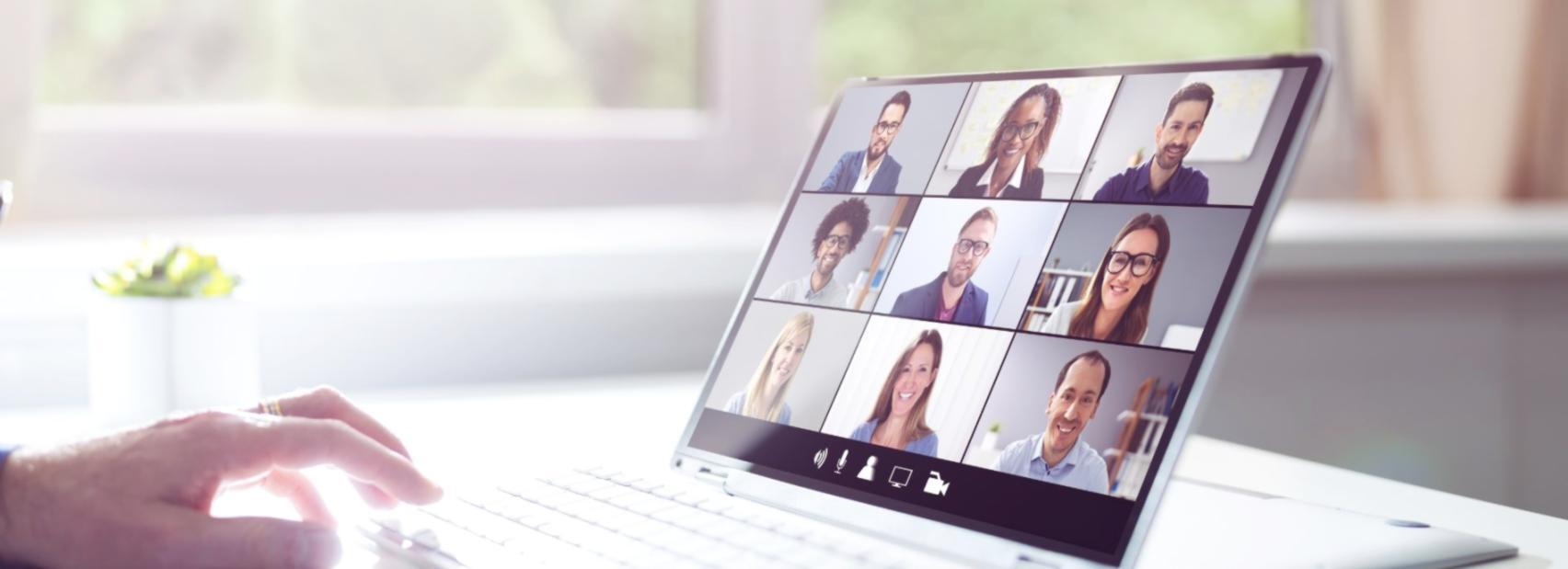 整理された学習デスクとノートパソコン