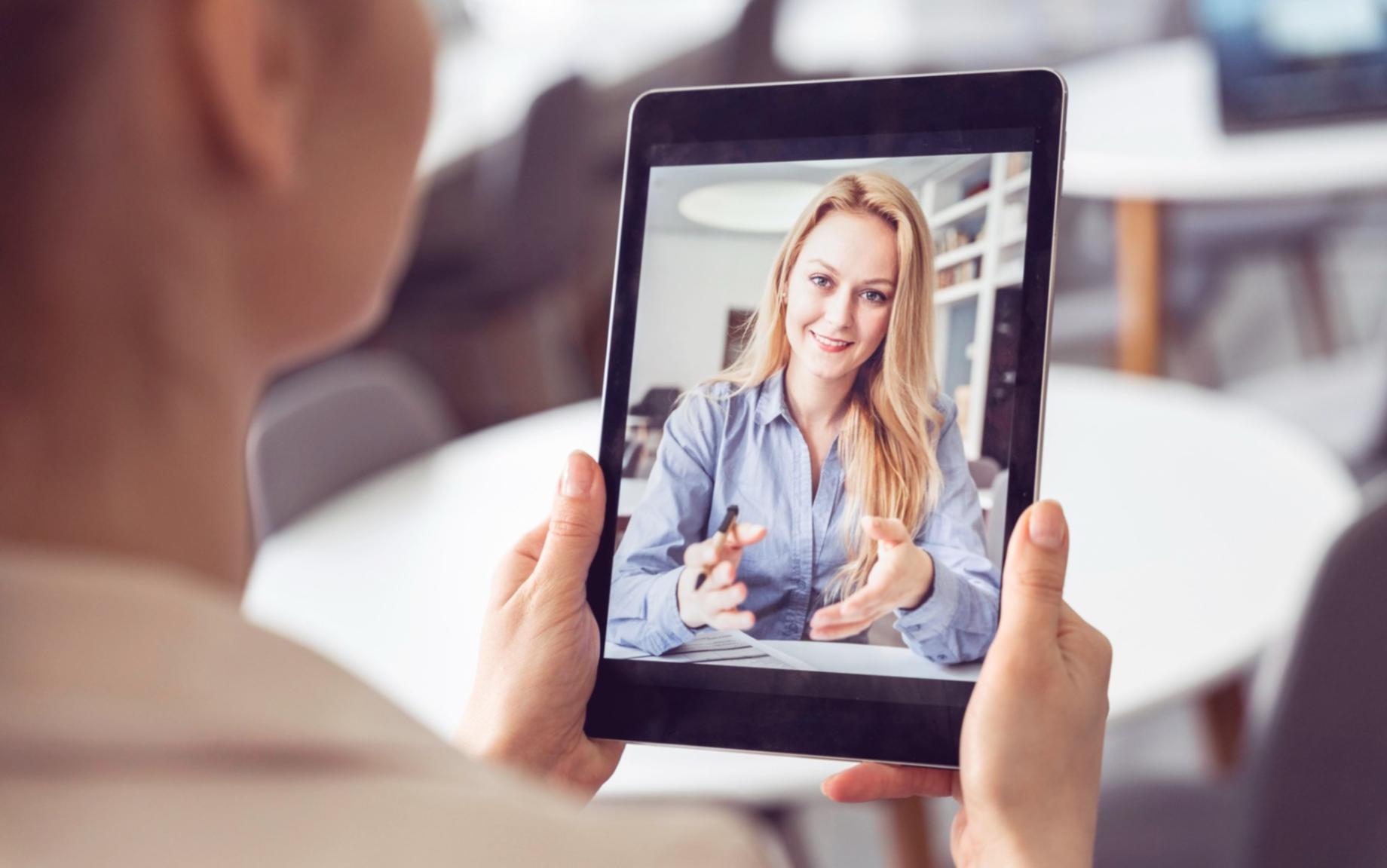 カスタマーサポートチームがお客様の質問に対応している様子