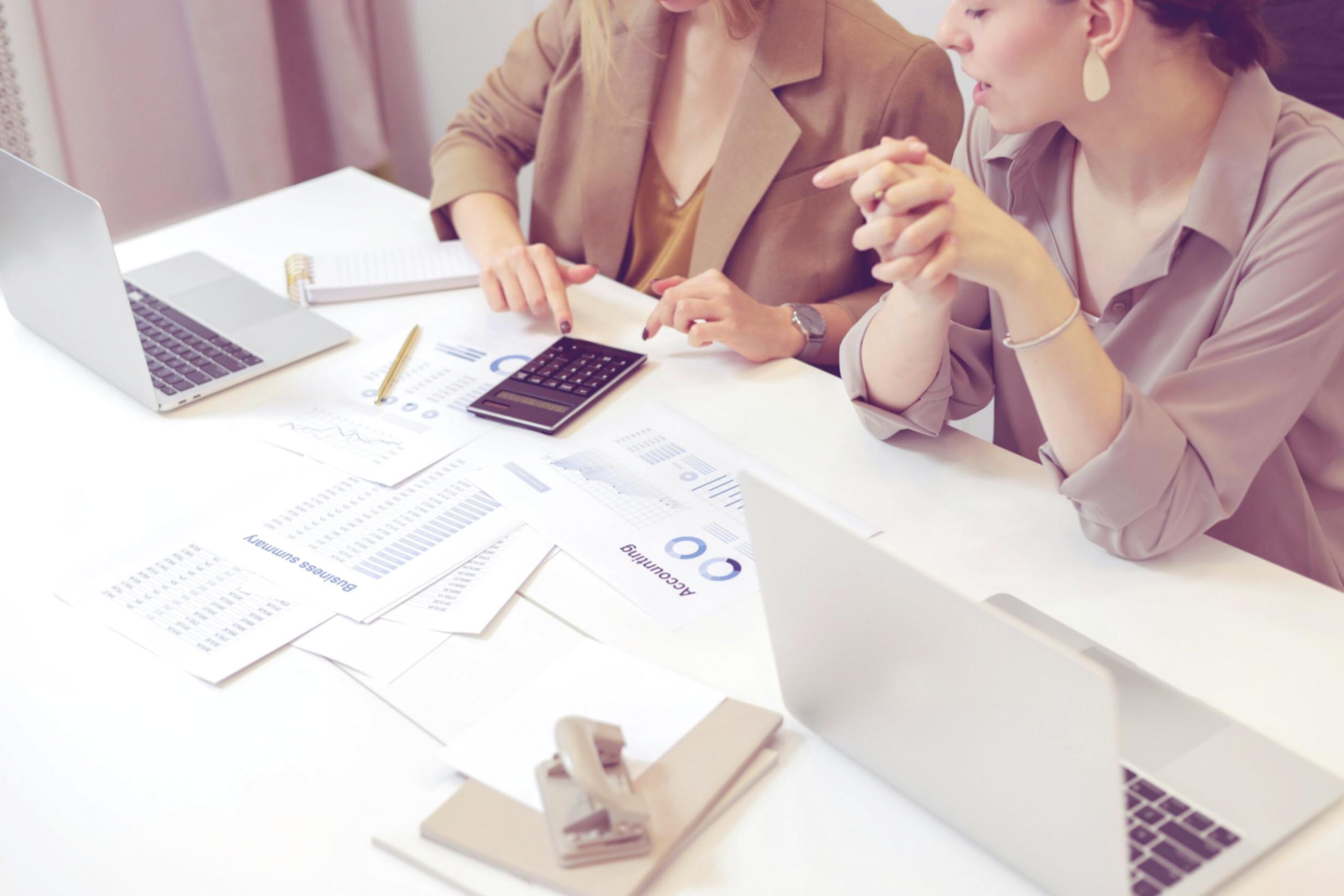 ノートとタブレットでの復習風景